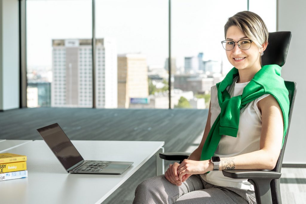 Helles Büro, in dem das WOO-Team zusammenarbeiten und brainstormen kann. Das neue WOO-Büro befindet sich im Zentrum von Warschau. 